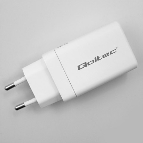 Qoltec Ładowarka sieciowa 65W GaN | 5-20V | 3-3.35A | 2 x USB-C PD | 1 x USB QC 3.0 | Biała